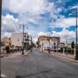 Il modo pi� veloce per raggiungere Adelfia da Bari � percorrere la Statale 100 per una decina di chilometri per poi prendere l�uscita Adelfia/Valenzano/Rutigliano. Dopo circa tre chilometri ci ritroviamo cos� sull�arteria principale del paese: via Vittorio Veneto